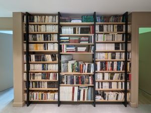 Bibliothèque en frêne et sipo laqué noir