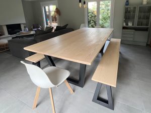 Table en frêne et sipo massif et ses bancs